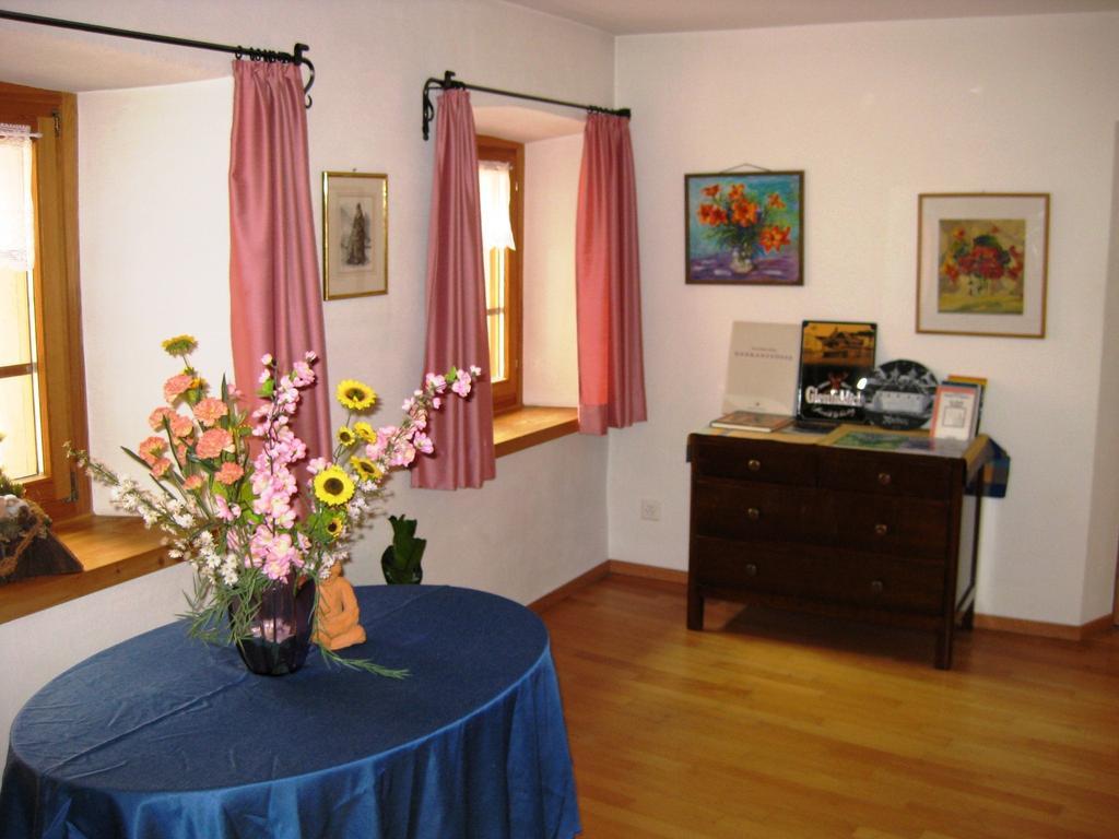 Pensiun Garni Plaz Scuol Exterior foto
